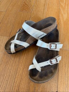 Birkenstock Cream Two-Strap Buckle Sandals Sz 36 (5)